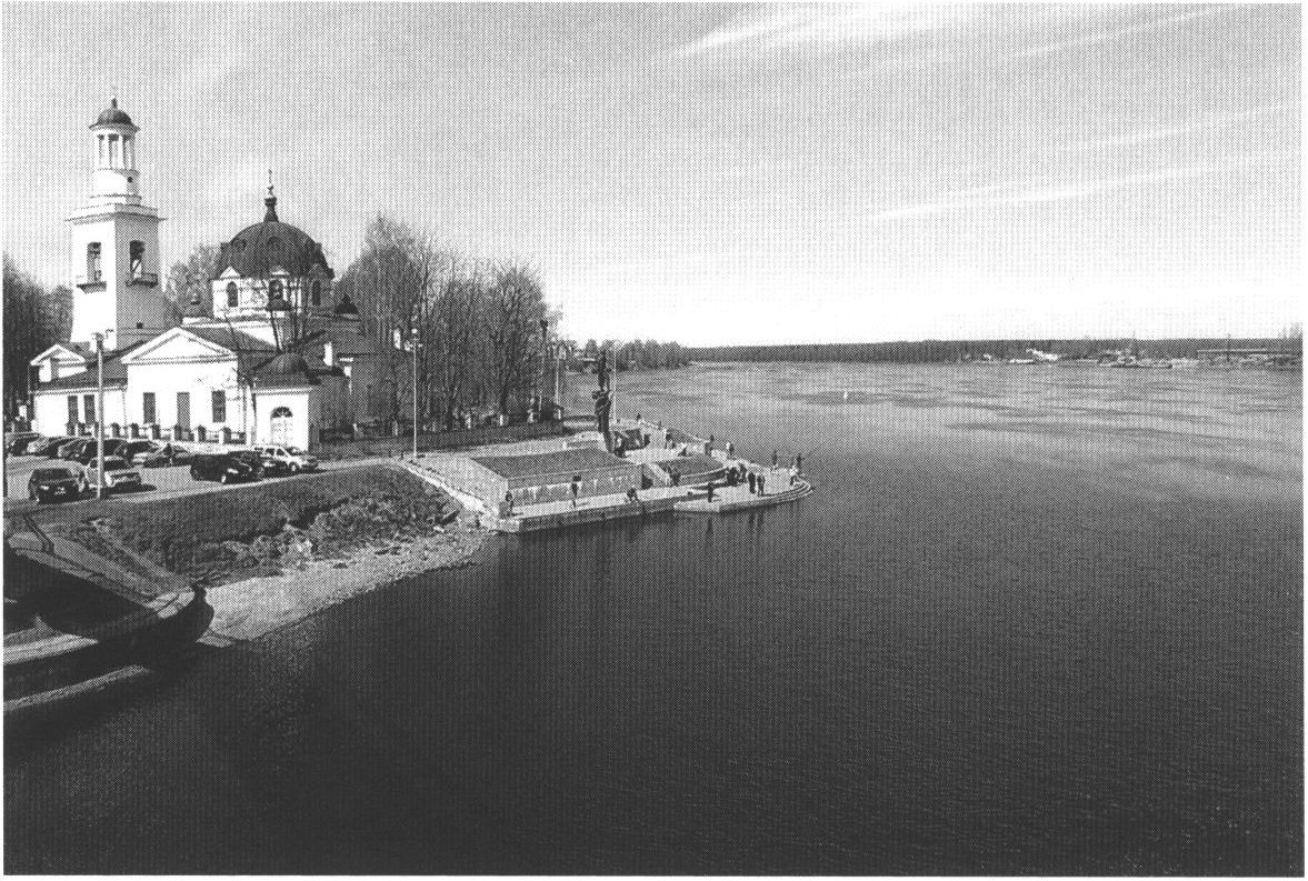 Усть-Ижора. Вид на левый берег реки Ижоры, храм Александра Невского и памятник князю. Скульптор В.Э. Горевой Усть-Ижора. Вид на левый берег реки Ижоры, храм Александра Невского и памятник князю. Скульптор В.Э. Горевой