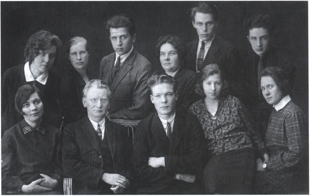 Э.К. Паклар (верхний ряд, второй справа) в группе преподавателей и студентов Педагогического института им. А.И. Герцена, 1931 г.