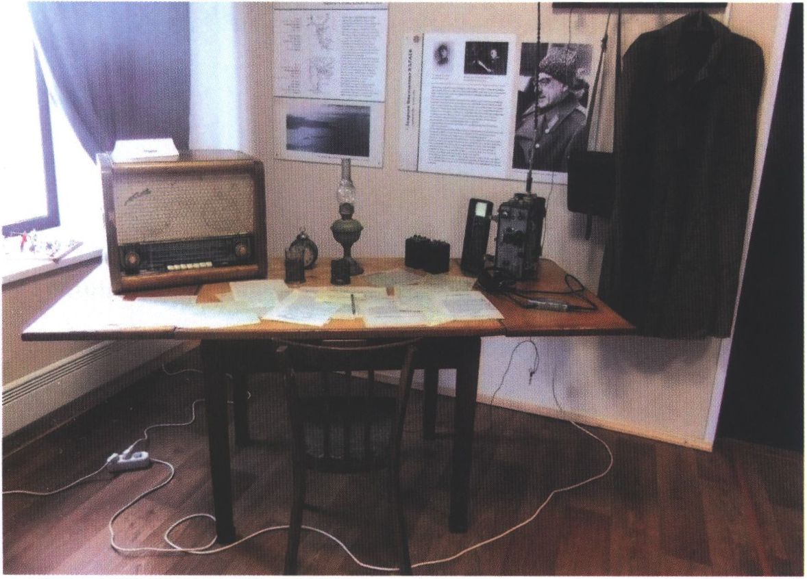 Зал Музея экспедиции Г.Н. Караева (экспозиция в здании Самолвовской сельской модельной библиотеки), 2013 г.