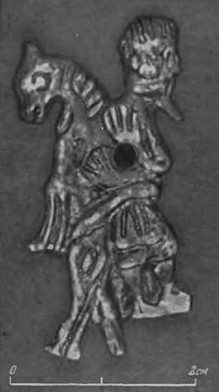 Рис. 13. Скандинавская бляшка из кургана № 12 у д. Колодзинская Могилевской области БССР (раскопки Я.Г. Риера). Рис. 13. Скандинавская бляшка из кургана № 12 у д. Колодзинская Могилевской области БССР (раскопки Я.Г. Риера).