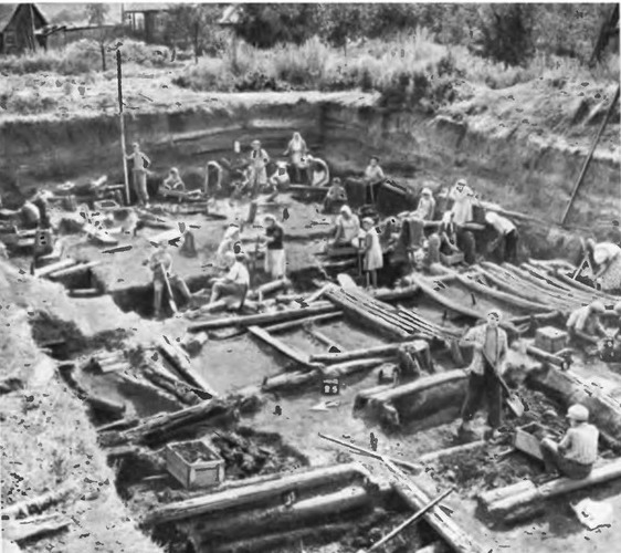 Рис. 23. Мстиславль, детинец. Расчистка улицы № В (ярус 3 г. 1261 г.) в раскопках 1—2, рабочий момент, вид с северо-запада) Рис. 23. Мстиславль, детинец. Расчистка улицы № В (ярус 3 г. 1261 г.) в раскопках 1—2, рабочий момент, вид с северо-запада)