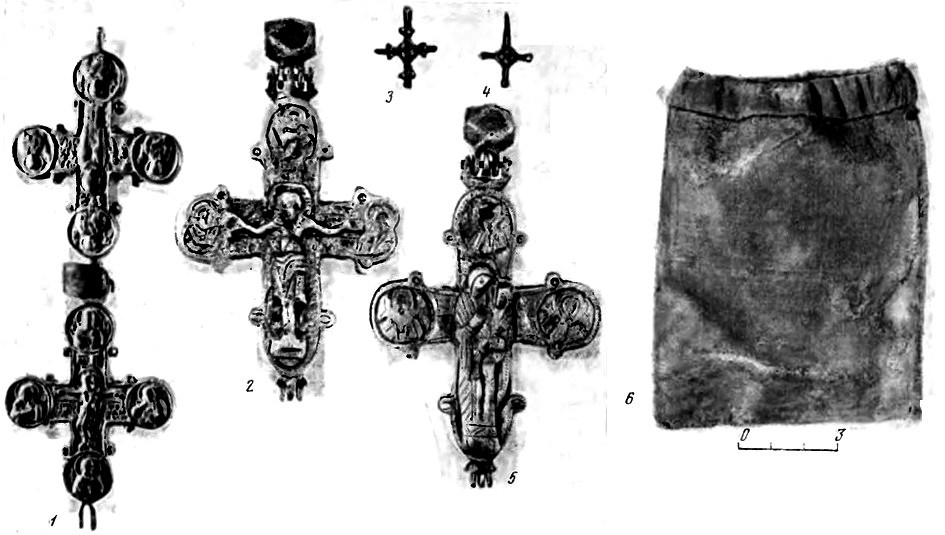 Рис. 25. Кресты-энколпионы и тельные крестики из раскопок на мстиславском детинце. 1 — крест, найденный на восточном склоне (дар В.В. Зюзкевича), 2, 6 — энколпион из центральной части городища, найденный в шелковом мешочке, 3—4 — кресты тельники Рис. 25. Кресты-энколпионы и тельные крестики из раскопок на мстиславском детинце. 1 — крест, найденный на восточном склоне (дар В.В. Зюзкевича), 2, 6 — энколпион из центральной части городища, найденный в шелковом мешочке, 3—4 — кресты тельники