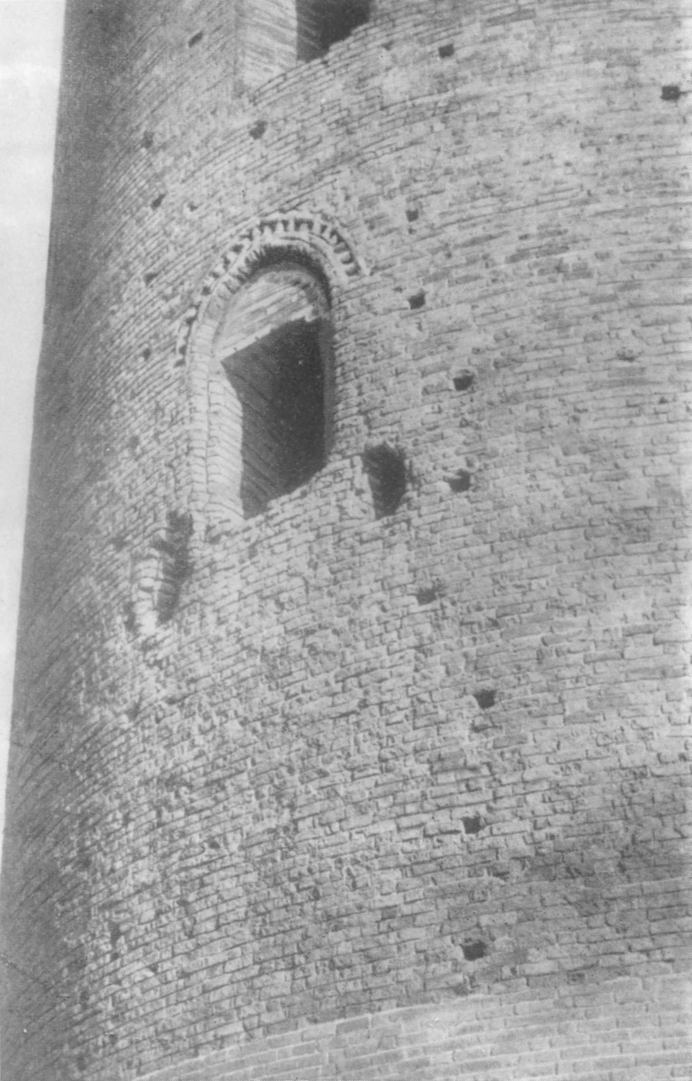 11. Деталь башни в Каменце-Литовском. Подобные башни сохранились в Каменце-Литовском и в Столпье близ Холма (рис. 11, 12А, 12Б); руины башни имеются в Белавине (также под Холмом). Раскопками вскрыты фундаменты еще одной башни — в Черторыйске. Башни эти отличаются друг от друга как материалом, так и формой. В Столпье и Белавине они каменные и имеют прямоугольную, почти квадратную в плане форму; наружный размер башни в Столпье — 5,8×6,3 м, в Белавине — 11,8×12,4 м. Башни в Каменце-Литовском и Черторыйске кирпичные, круглые, наружный их диаметр 13,6 м. Высота башен в Столпье — 20 м, в Каменце-Литовском — 29 м. По письменным источникам известно, что такие же башни были в Гродно и Берестье, а в Холме стояла на высоком каменном цоколе деревянная башня 11. Деталь башни в Каменце-Литовском. Подобные башни сохранились в Каменце-Литовском и в Столпье близ Холма (рис. 11, 12А, 12Б); руины башни имеются в Белавине (также под Холмом). Раскопками вскрыты фундаменты еще одной башни — в Черторыйске. Башни эти отличаются друг от друга как материалом, так и формой. В Столпье и Белавине они каменные и имеют прямоугольную, почти квадратную в плане форму; наружный размер башни в Столпье — 5,8×6,3 м, в Белавине — 11,8×12,4 м. Башни в Каменце-Литовском и Черторыйске кирпичные, круглые, наружный их диаметр 13,6 м. Высота башен в Столпье — 20 м, в Каменце-Литовском — 29 м. По письменным источникам известно, что такие же башни были в Гродно и Берестье, а в Холме стояла на высоком каменном цоколе деревянная башня