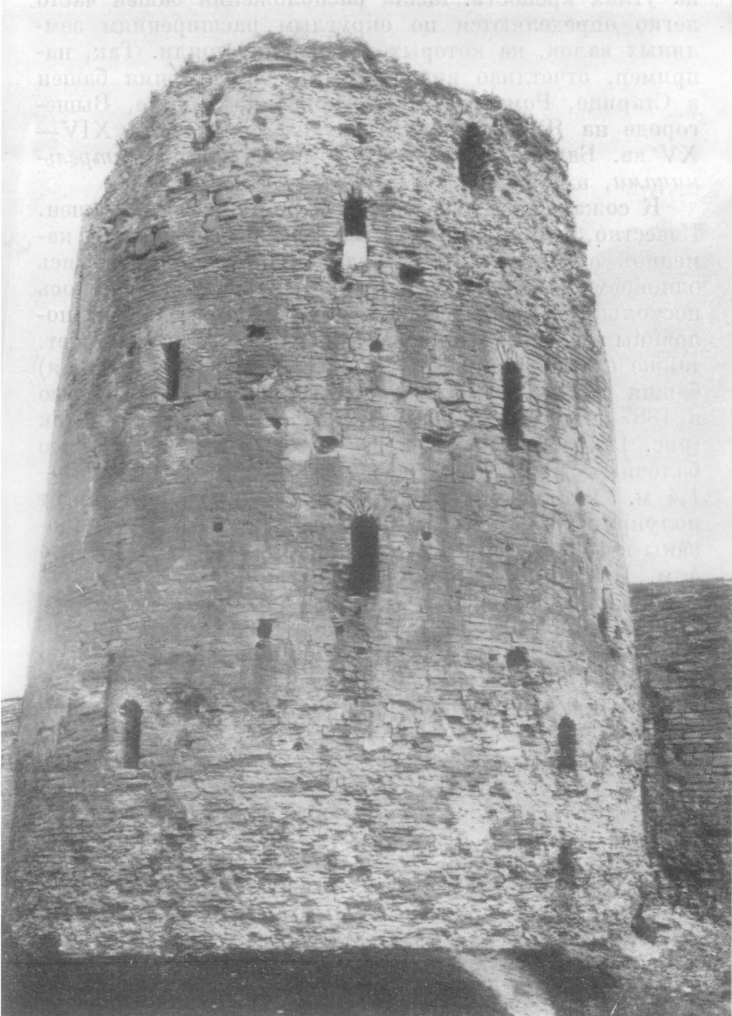 14. Изборская крепость. Башня Вышка. XV в. Важно отметить, что если строительство каменных башен в Западной Волыни связано с влиянием польского и венгерского зодчества, то в новгородских и псковских каменных крепостях нет никаких следов иноземного воздействия. Сложение здесь устойчивой традиции каменного оборонительного строительства, очевидно, объясняется издавна выработанными приемами местной инженерной «школы», а также обилием в этом районе залежей известняковой плиты 14. Изборская крепость. Башня Вышка. XV в. Важно отметить, что если строительство каменных башен в Западной Волыни связано с влиянием польского и венгерского зодчества, то в новгородских и псковских каменных крепостях нет никаких следов иноземного воздействия. Сложение здесь устойчивой традиции каменного оборонительного строительства, очевидно, объясняется издавна выработанными приемами местной инженерной «школы», а также обилием в этом районе залежей известняковой плиты