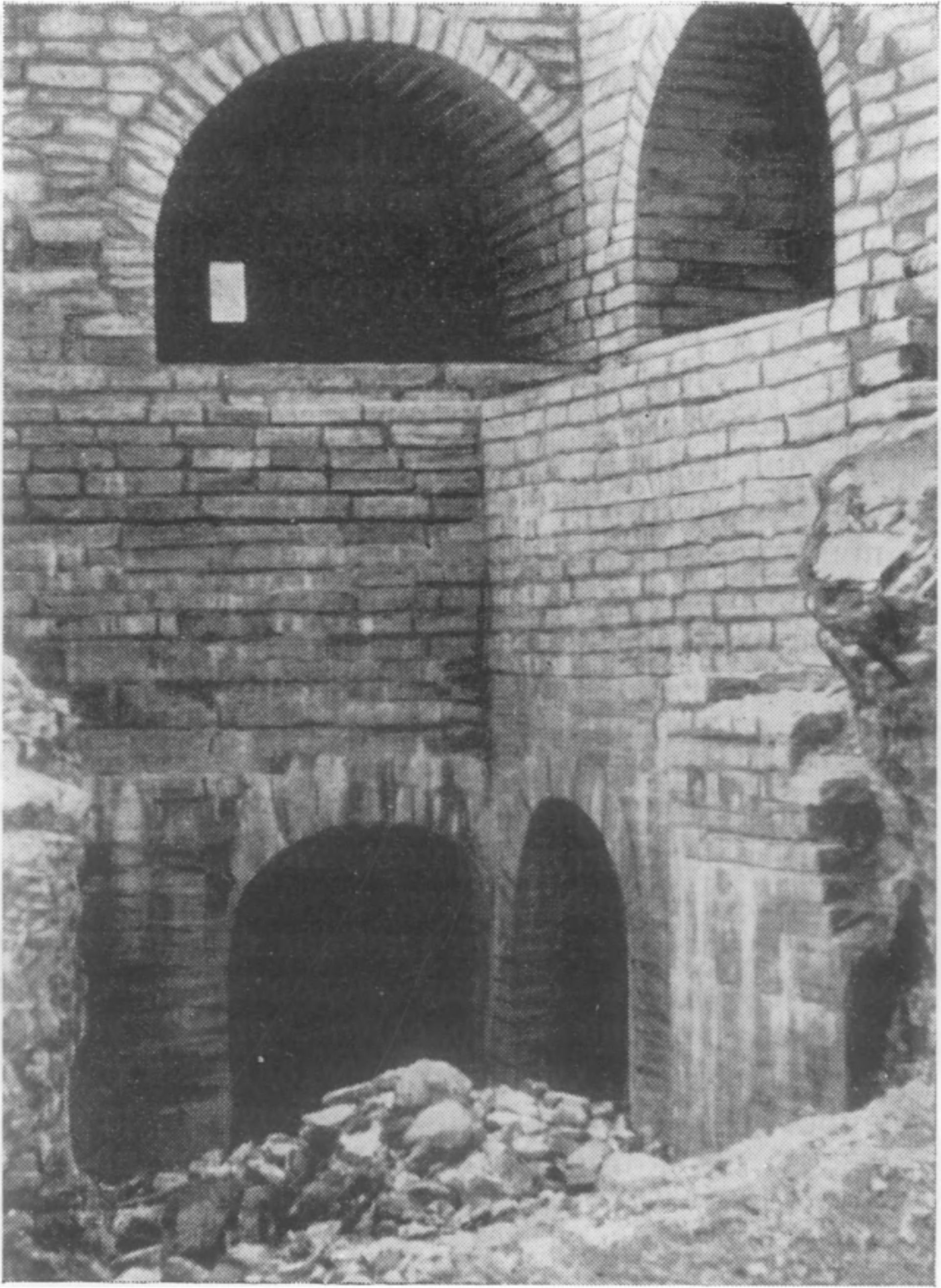 18. Внутренний вид Воротной башни Ладожской крепости. Конец XV — начало XVI в. Сложные захабные устройства у въездов в это время перестали строить, но зато въезды усиливали с помощью специальной второй воротной башни — отводной стрельницы, которую ставили с наружной стороны рва 18. Внутренний вид Воротной башни Ладожской крепости. Конец XV — начало XVI в. Сложные захабные устройства у въездов в это время перестали строить, но зато въезды усиливали с помощью специальной второй воротной башни — отводной стрельницы, которую ставили с наружной стороны рва