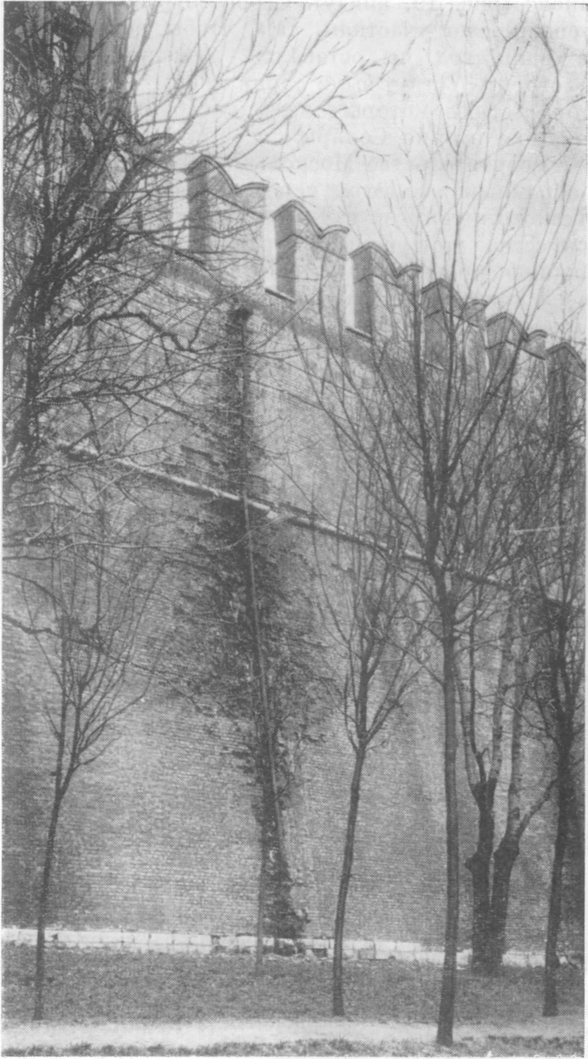 20. Стена Московского Кремля. В итоге строительства была создана одна из наиболее крупных и совершенных европейских крепостей — тот Кремль, который сохранился до наших дней. Конечно, современный вид Московского Кремля сильно отличается от первоначального; все башни его были в XVII в. надстроены декоративными вышками, ров засыпан, большинство стрельниц уничтожено. Но Основная часть кремлевских стен и башен относится к постройке конца XV — начала XVI в. 20. Стена Московского Кремля. В итоге строительства была создана одна из наиболее крупных и совершенных европейских крепостей — тот Кремль, который сохранился до наших дней. Конечно, современный вид Московского Кремля сильно отличается от первоначального; все башни его были в XVII в. надстроены декоративными вышками, ров засыпан, большинство стрельниц уничтожено. Но Основная часть кремлевских стен и башен относится к постройке конца XV — начала XVI в.