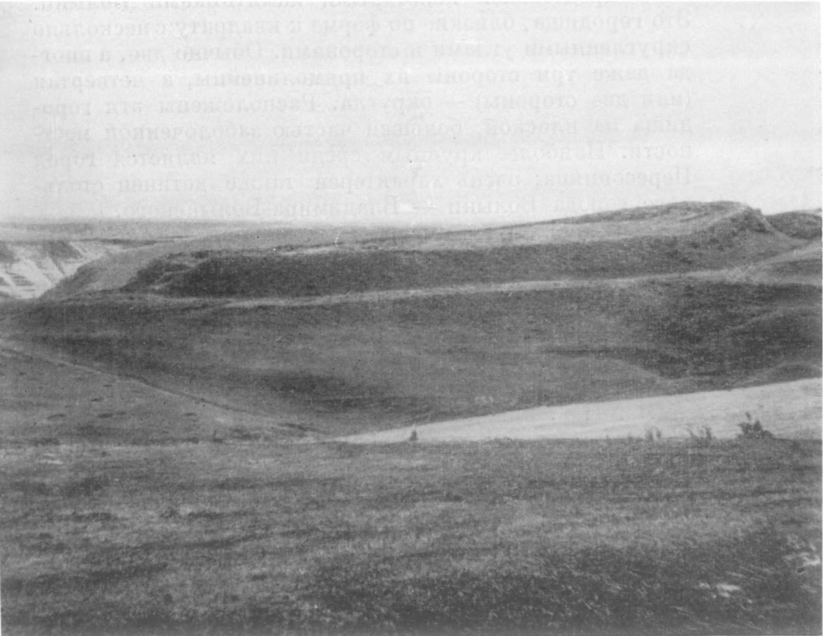 3. Детинец города Листвин. X—XI вв. Однако не все памятники крепостного строительства XI в. были полностью подчинены конфигурации рельефа. Уже в конце X — начале XI в. в западнорусских землях появились укрепления с геометрически правильной схемой — круглые в плане. Иногда они располагались на естественных всхолмлениях и тогда были близки к укреплениям островного типа. Встречаются такие круглые крепости и на равнине, где валы и рвы имели особое значение (см. табл., II) 3. Детинец города Листвин. X—XI вв. Однако не все памятники крепостного строительства XI в. были полностью подчинены конфигурации рельефа. Уже в конце X — начале XI в. в западнорусских землях появились укрепления с геометрически правильной схемой — круглые в плане. Иногда они располагались на естественных всхолмлениях и тогда были близки к укреплениям островного типа. Встречаются такие круглые крепости и на равнине, где валы и рвы имели особое значение (см. табл., II)