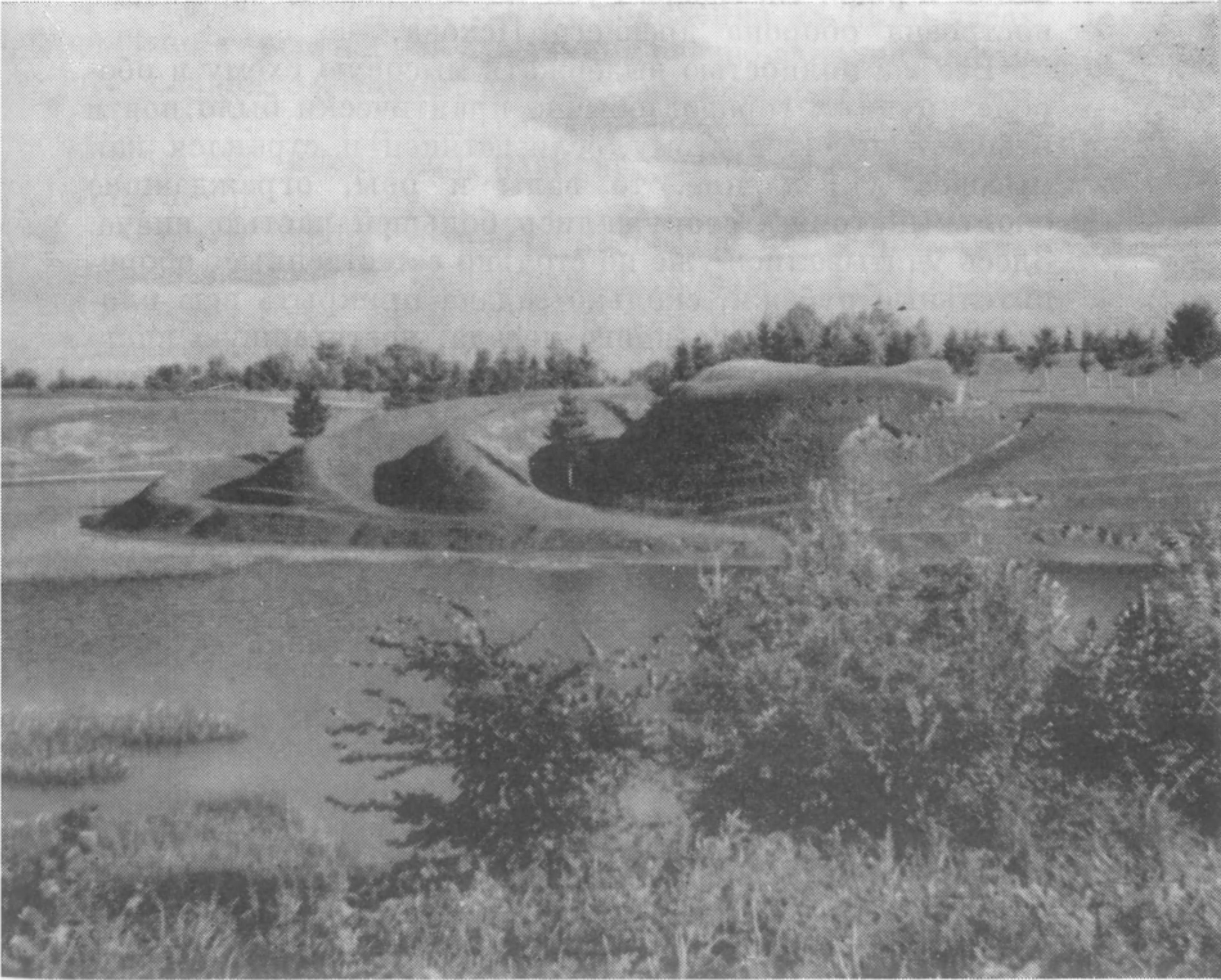 5. Городище Губин в Болоховской земле. XII—XIII вв. Несколько иной характер имела планировка крупных древнерусских городов. Детинец часто строили так же, как обычные укрепления, т. е. почти всегда по мысовой схеме, а с напольной стороны защищали его мощным валом и рвом. За рвом располагался окольный город, обычно в несколько раз превосходящий размерами площадь детинца. Оборонительная система окольного города в некоторых, наиболее благоприятных случаях также была рассчитана на защиту естественными склонами по боковым сторонам и валом с наполья. Такова схема обороны Галича, в котором детинец прикрыли с наполья двумя мощными валами и рвами, а окольный город — линией из трех параллельных валов и рвов. На севере Руси по той же мысовой схеме построена оборона древнего Пскова 5. Городище Губин в Болоховской земле. XII—XIII вв. Несколько иной характер имела планировка крупных древнерусских городов. Детинец часто строили так же, как обычные укрепления, т. е. почти всегда по мысовой схеме, а с напольной стороны защищали его мощным валом и рвом. За рвом располагался окольный город, обычно в несколько раз превосходящий размерами площадь детинца. Оборонительная система окольного города в некоторых, наиболее благоприятных случаях также была рассчитана на защиту естественными склонами по боковым сторонам и валом с наполья. Такова схема обороны Галича, в котором детинец прикрыли с наполья двумя мощными валами и рвами, а окольный город — линией из трех параллельных валов и рвов. На севере Руси по той же мысовой схеме построена оборона древнего Пскова