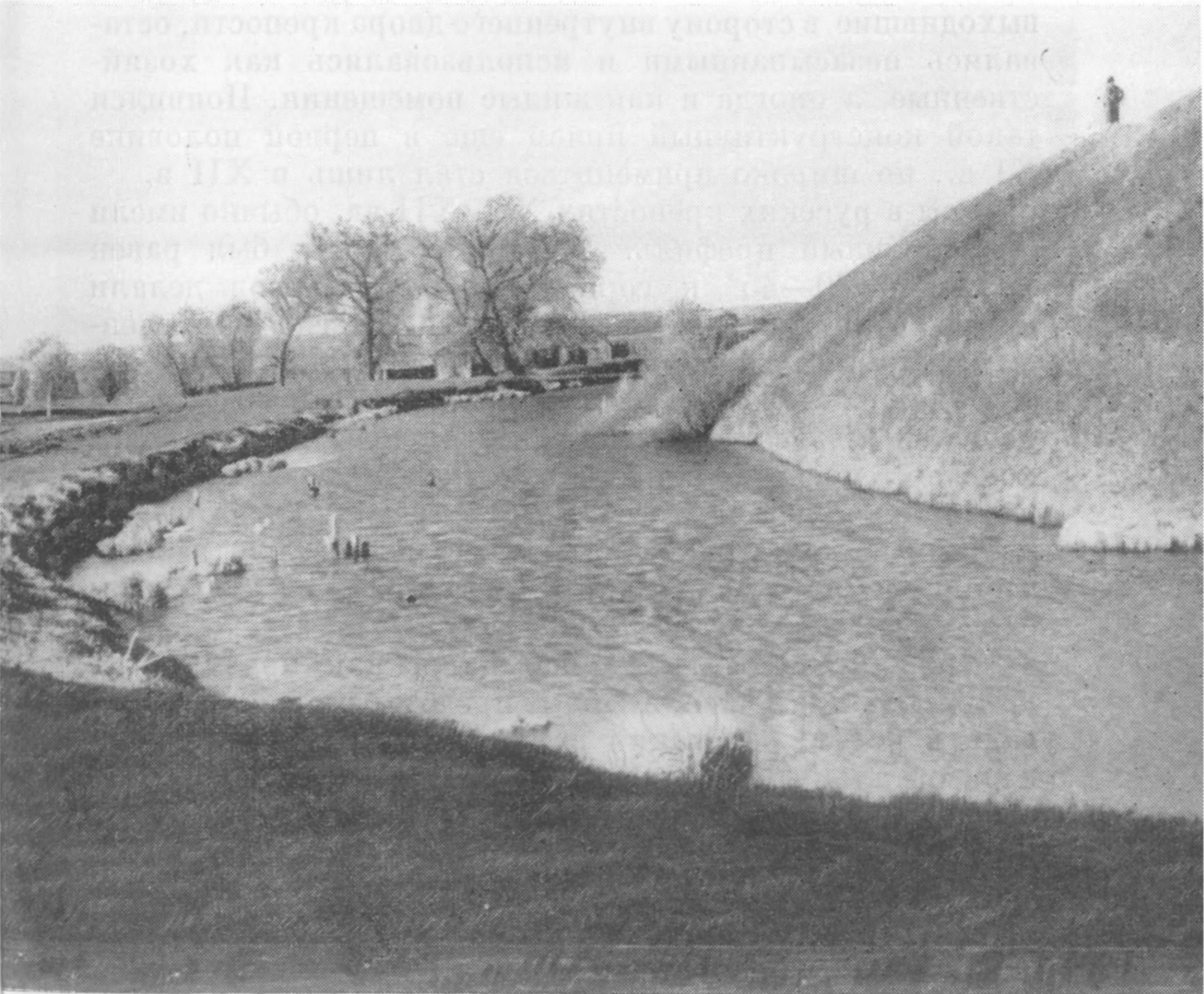 7. Вал и ров Мстиславльского городища. XII в. Оборонительные валы насыпали, как правило, не на самом краю рва. Чтобы предотвратить осыпание вала в ров, в основании вала почти всегда оставляли горизонтальную площадку-берму шириной около 1 м 7. Вал и ров Мстиславльского городища. XII в. Оборонительные валы насыпали, как правило, не на самом краю рва. Чтобы предотвратить осыпание вала в ров, в основании вала почти всегда оставляли горизонтальную площадку-берму шириной около 1 м