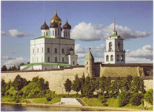 Псковский детинец (кром), в центре — Троицкий собор. Современный вид с реки Великой
