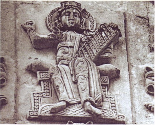 Царь Давид. Деталь каменного рельефа центральной апсиды фасада Дмитровского собора, 1190-е