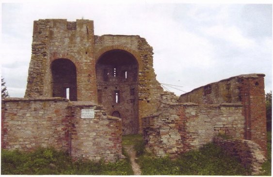Городище под Новгородом Великим. Руины Благовещенской церкви (1103) в резиденции первых Князей Руси