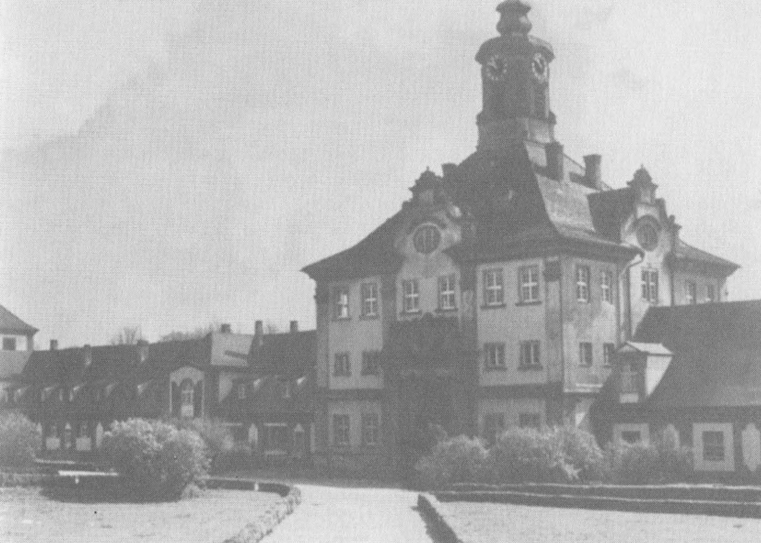 Ил. 28—29. Замок Немецкого ордена Альтсхаузен. Округ Заульгау. Вюртемберг. Въезд и плафон в проеме ворот Ил. 28—29. Замок Немецкого ордена Альтсхаузен. Округ Заульгау. Вюртемберг. Въезд и плафон в проеме ворот