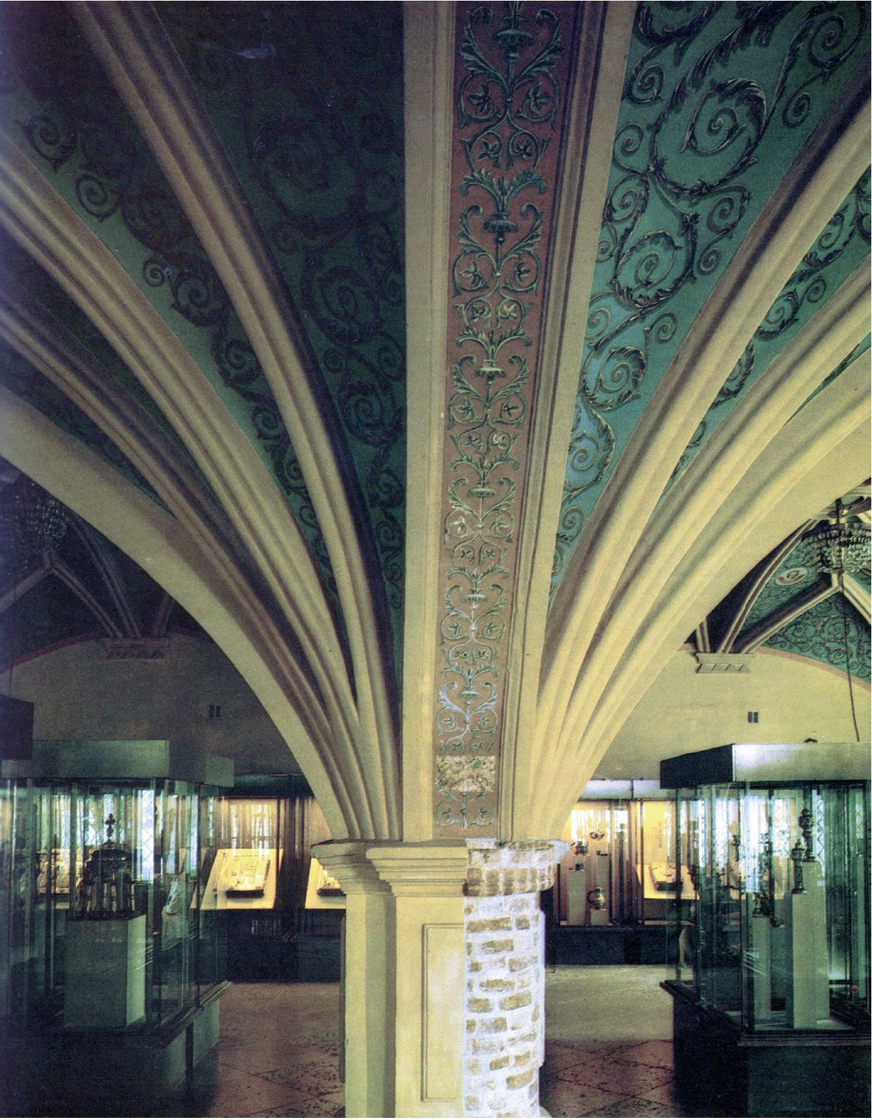 Рис. 61. Грановитая палата Рис. 61. Грановитая палата