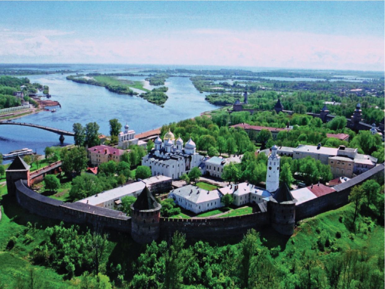 Рис. 60. Вид на Кремль, исток Волхова и оз. Ильмень (фото А.А. Кочевника) Рис. 60. Вид на Кремль, исток Волхова и оз. Ильмень (фото А.А. Кочевника)