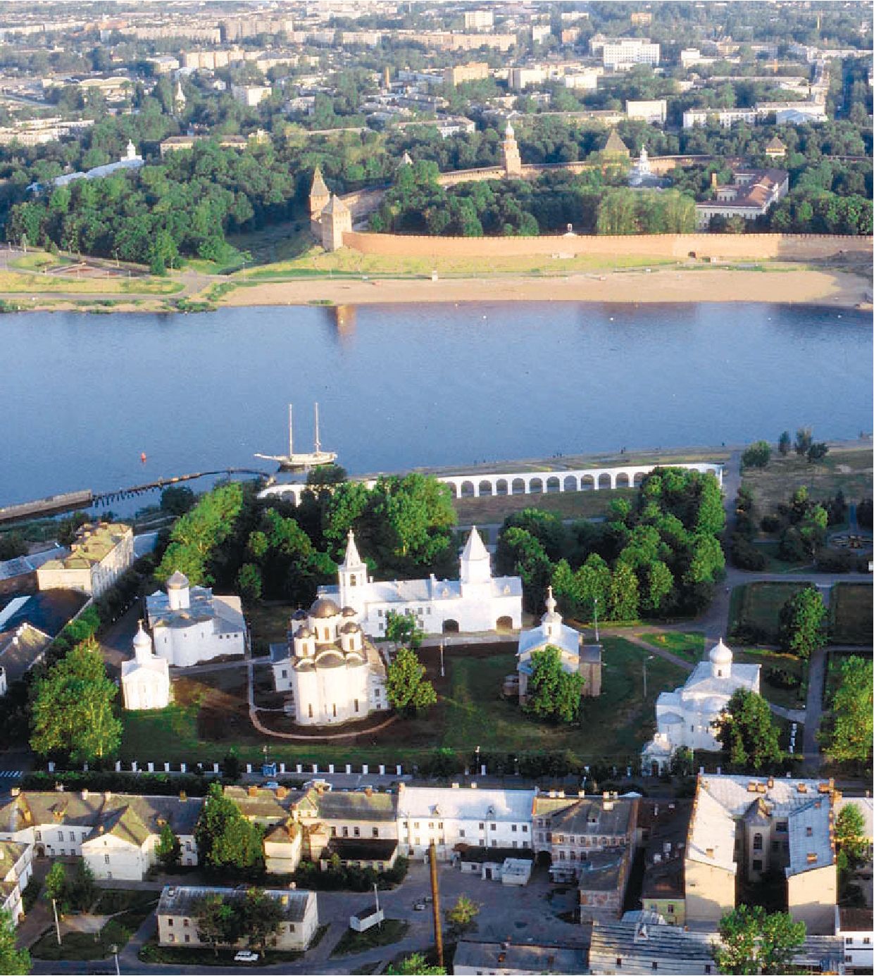 Рис. 69. Вид на Кремль и Торговую сторону (фото А.И. Орлова) Рис. 69. Вид на Кремль и Торговую сторону (фото А.И. Орлова)