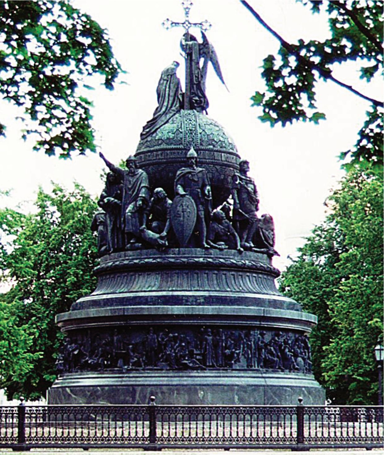 Рис. 68. Памятник «Тысячелетие России» (1862 г.) (фото А.И. Орлова) Рис. 68. Памятник «Тысячелетие России» (1862 г.) (фото А.И. Орлова)
