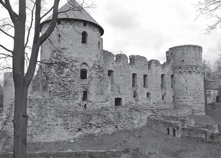 Венден. Немецкий замок, известный с 1208 года. Немецкое название происходит от обитавшего здесь некогда племени вендов. В русских летописях он с 1221 года упоминается под названием Кесь Венден. Немецкий замок, известный с 1208 года. Немецкое название происходит от обитавшего здесь некогда племени вендов. В русских летописях он с 1221 года упоминается под названием Кесь