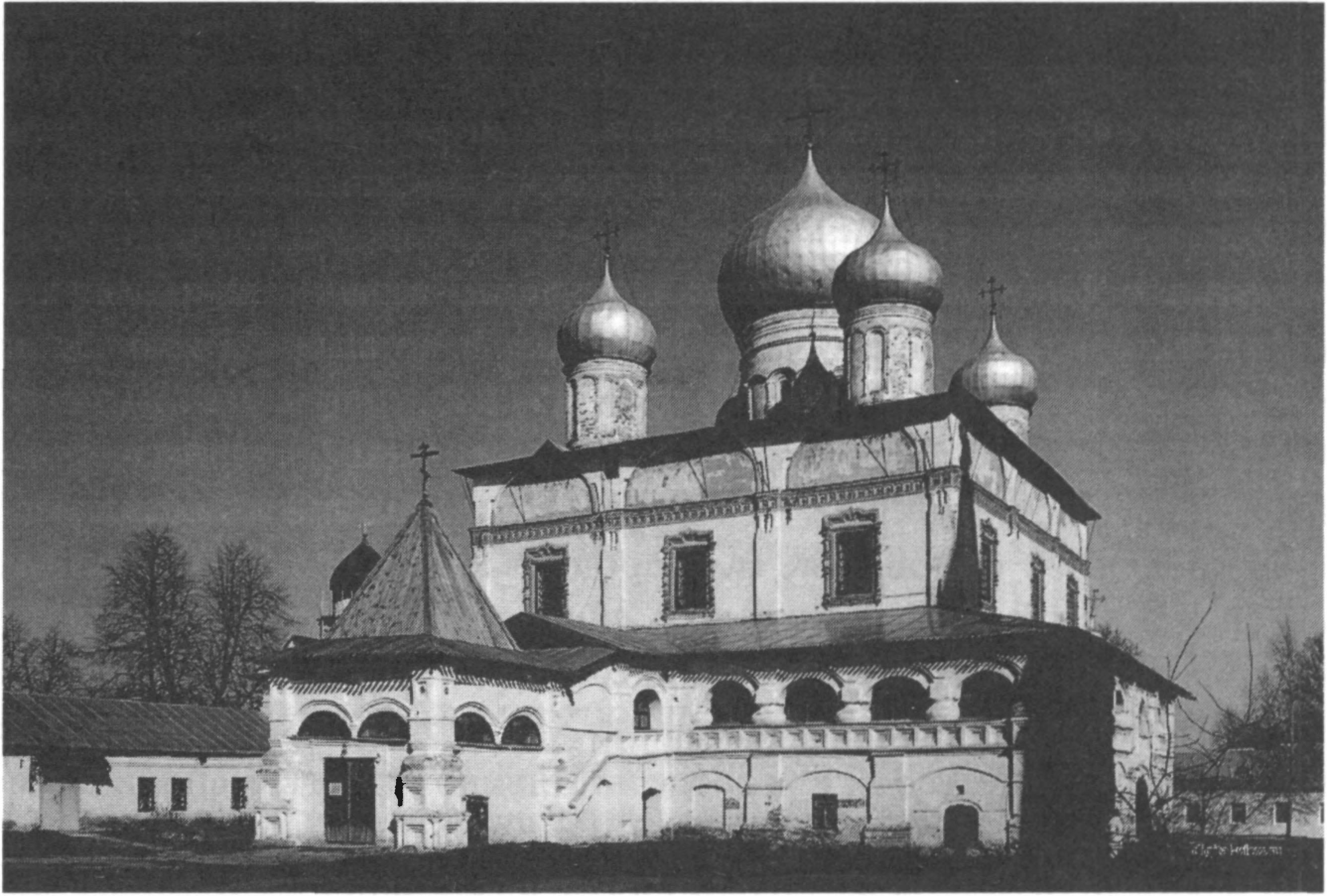 Ил. 10. Знаменский собор. 1682—1688 гг. Современный вид. Построен на месте церкви Знамения Божией Матери XIV в. (Великий Новгород, Россия) Ил. 10. Знаменский собор. 1682—1688 гг. Современный вид. Построен на месте церкви Знамения Божией Матери XIV в. (Великий Новгород, Россия)