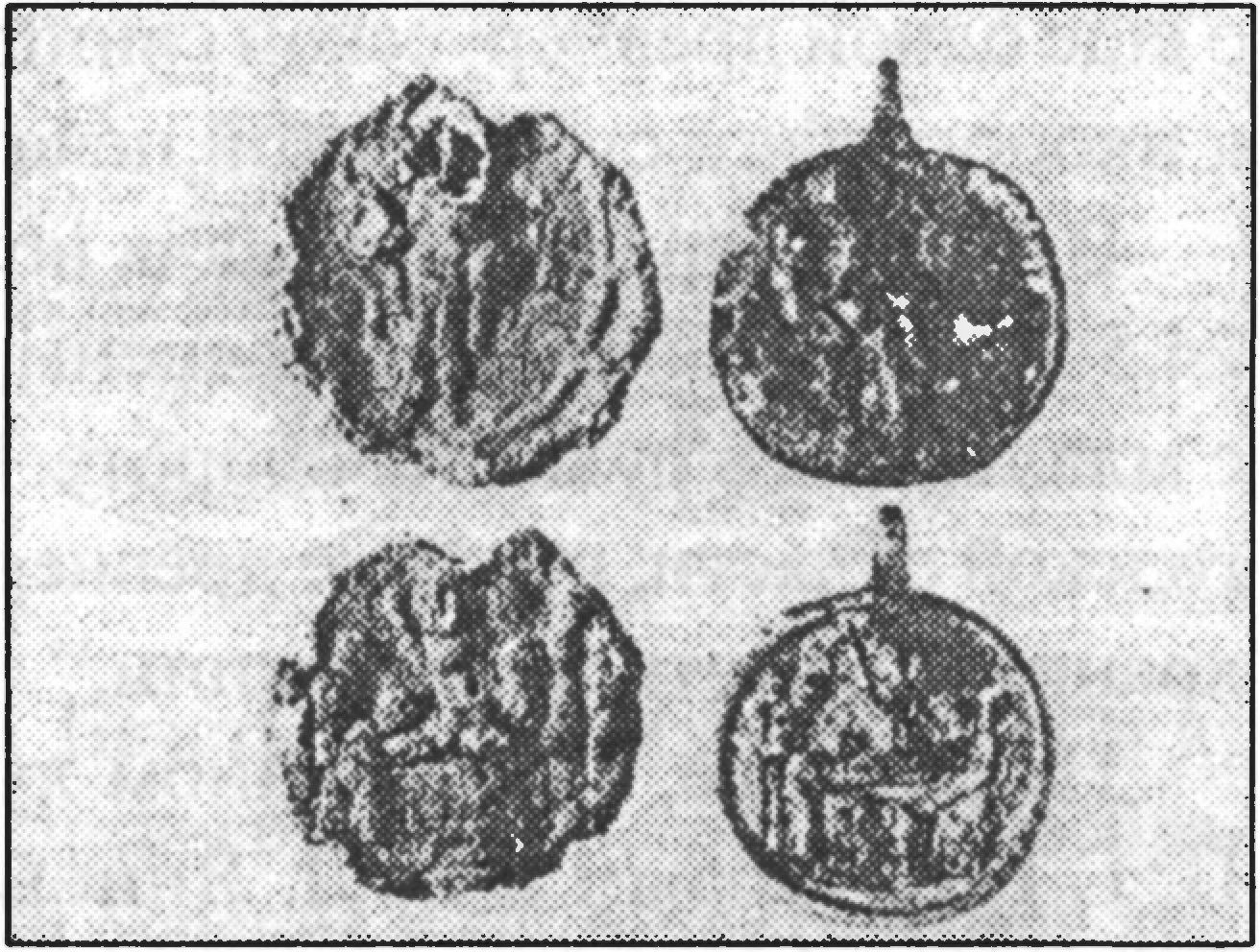 Ил. 102. Свинцовая печать из Суздаля (слева) и бронзовая иконка-привеска из Галича (справа) с изображениями женской фигуры с младенцем по типу Богородицы Одигитрии «обратной» и развернутой вправо сцены Успения (по М.В. Седовой) Ил. 102. Свинцовая печать из Суздаля (слева) и бронзовая иконка-привеска из Галича (справа) с изображениями женской фигуры с младенцем по типу Богородицы Одигитрии «обратной» и развернутой вправо сцены Успения (по М.В. Седовой)