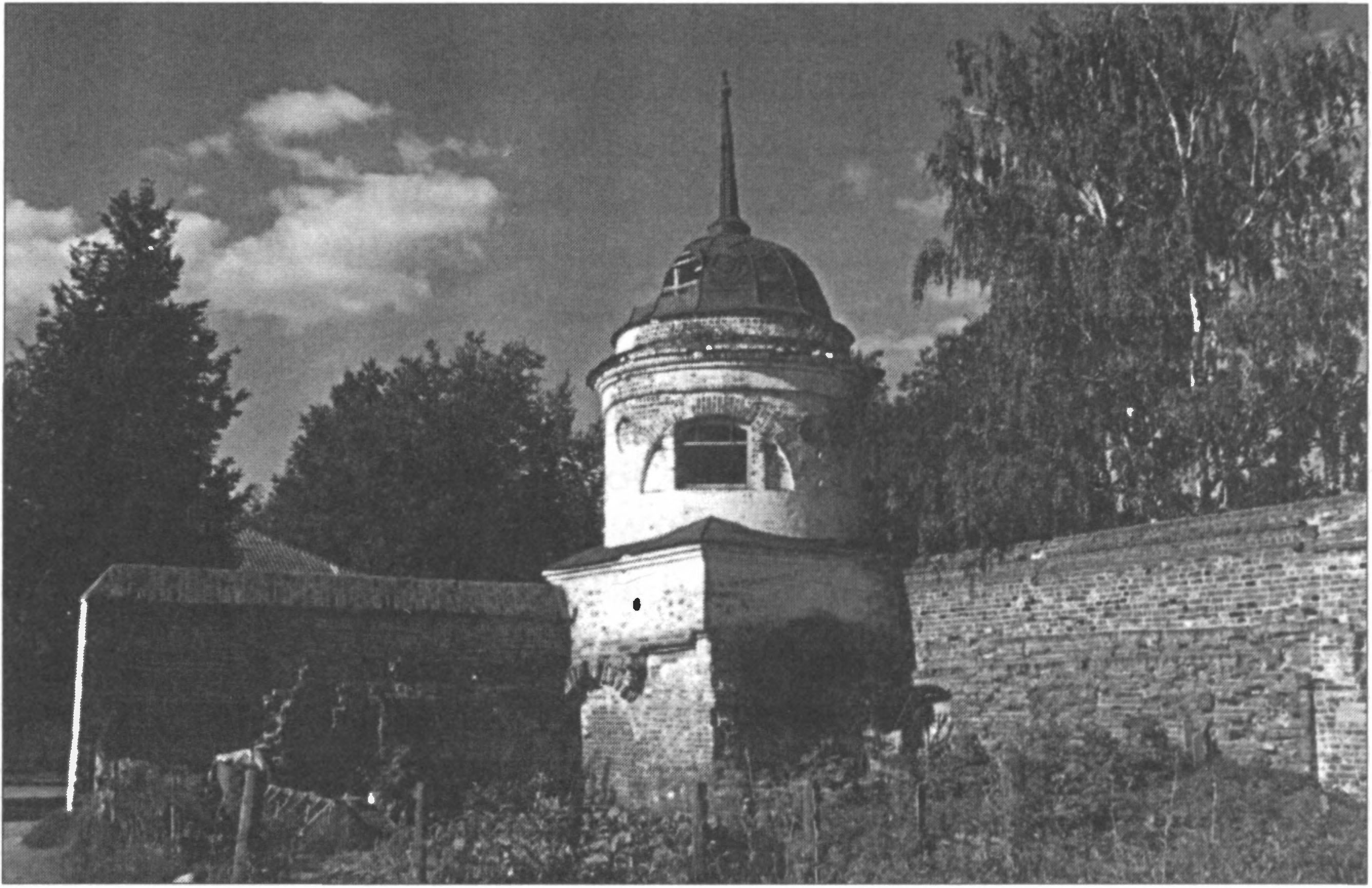 Ил. 105. «Святые врата». Сохранившийся фрагмент ансамбля древнего Троицкого монастыря. Ныне являются частью стены расположенного рядом Ризоположенского монастыря. Современный вид (Суздаль, Владимирская область, Россия) Ил. 105. «Святые врата». Сохранившийся фрагмент ансамбля древнего Троицкого монастыря. Ныне являются частью стены расположенного рядом Ризоположенского монастыря. Современный вид (Суздаль, Владимирская область, Россия)