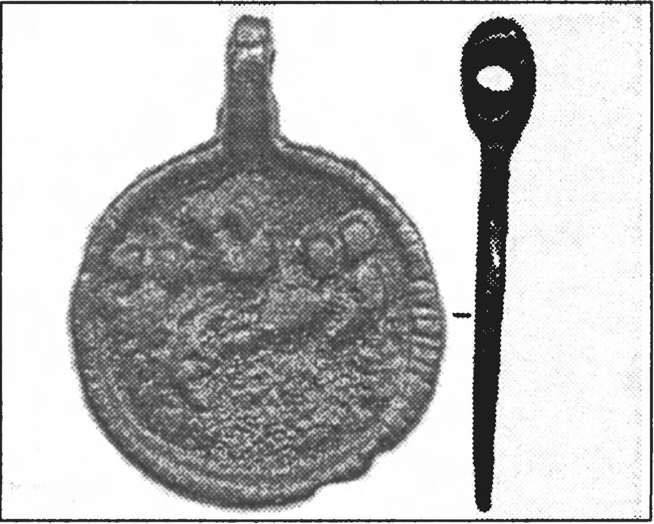 Ил. 106. Бронзовая иконка-привеска с изображением развернутой вправо сцены Успения из района древнерусского Белоозера (по Н.А. Макарову) Ил. 106. Бронзовая иконка-привеска с изображением развернутой вправо сцены Успения из района древнерусского Белоозера (по Н.А. Макарову)