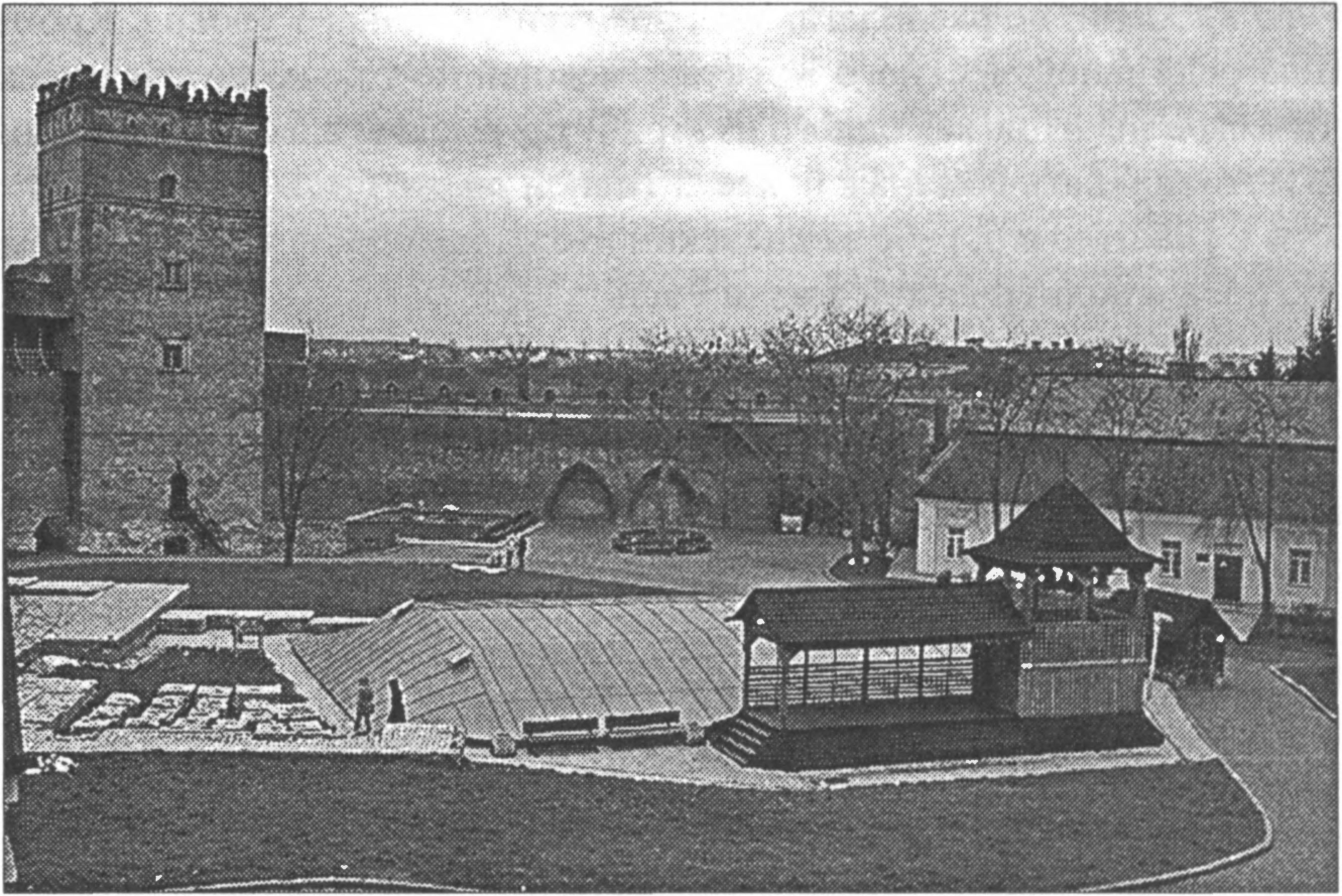 Ил. 117. Остатки церкви Иоанна Богослова. 1170-е гг. Внутренний двор замка Любарта. Современный вид (Луцк, Украина) Ил. 117. Остатки церкви Иоанна Богослова. 1170-е гг. Внутренний двор замка Любарта. Современный вид (Луцк, Украина)