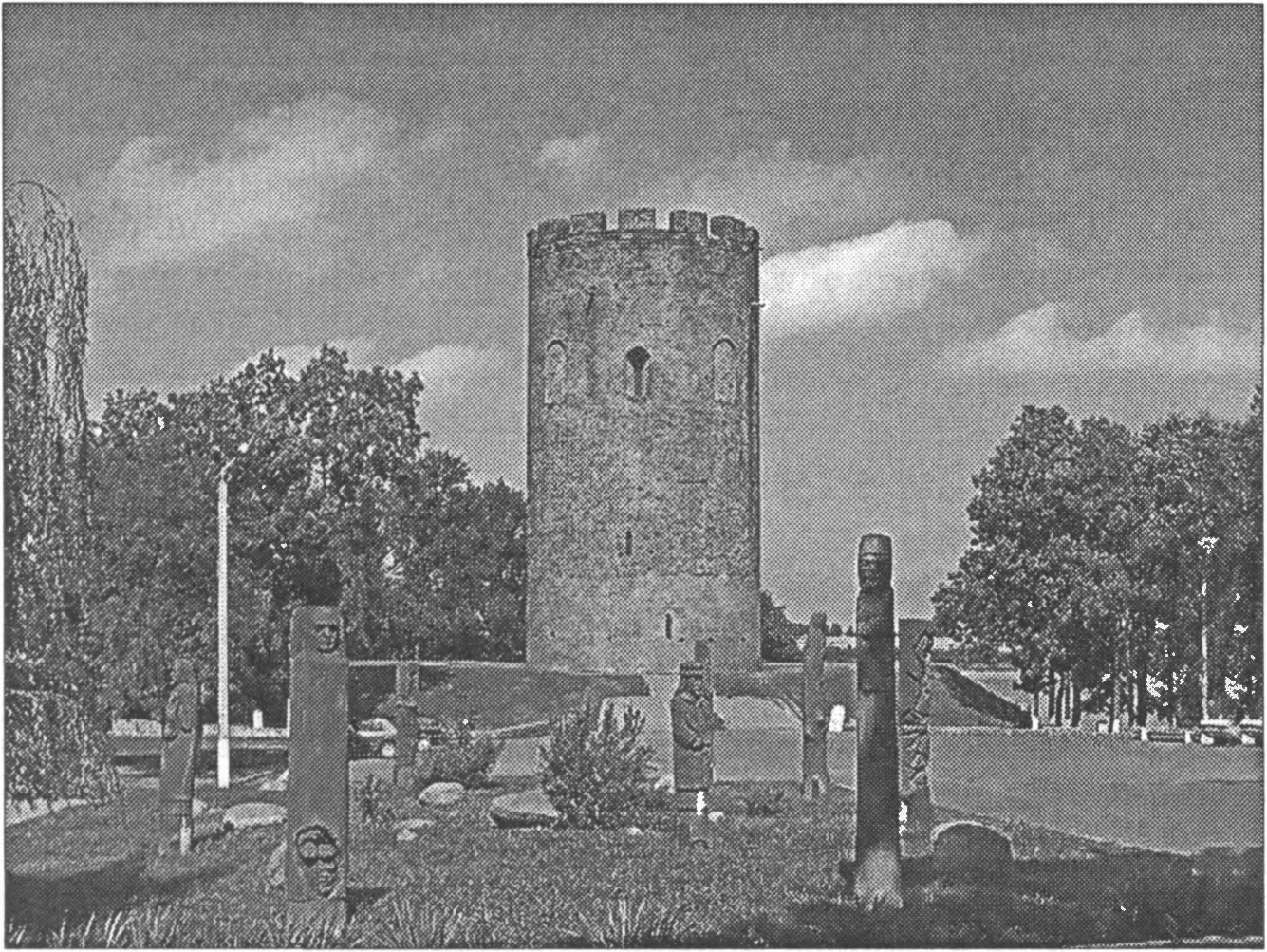 Ил. 126. Башня-столп Владимира Васильковича. Вторая половина XIII в. Современный вид (г. Каменец, Брестская область, Беларусь) Ил. 126. Башня-столп Владимира Васильковича. Вторая половина XIII в. Современный вид (г. Каменец, Брестская область, Беларусь)