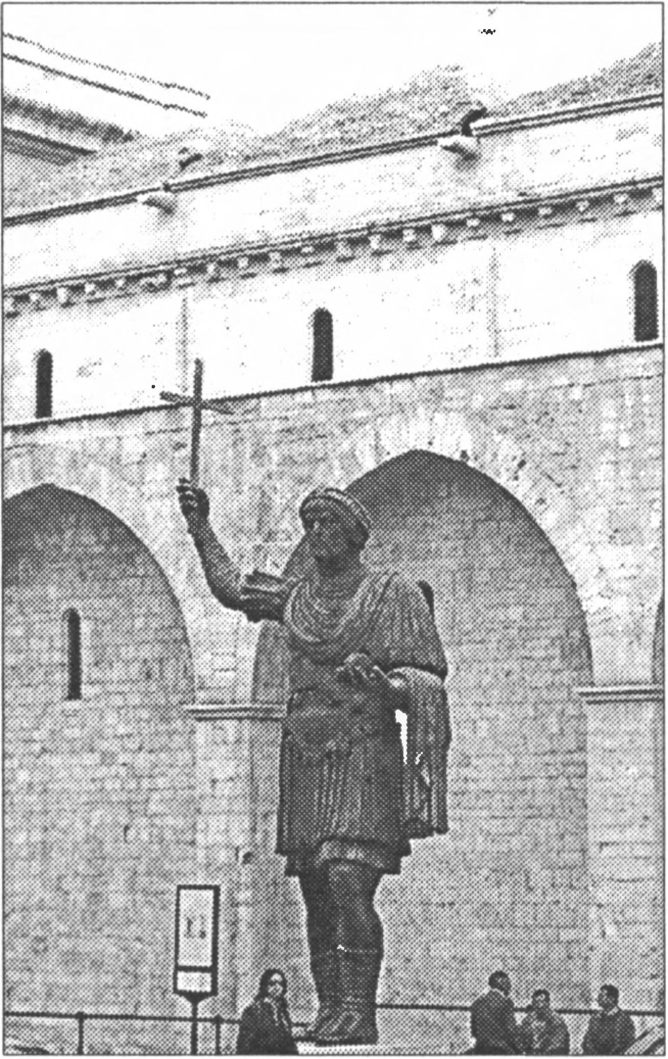 Ил. 137. Барлеттский колосс. Бронза. Италия, V—XV вв. Площадь перед базиликой Гроба Господня (Барлетта, Апулия, Италия) Ил. 137. Барлеттский колосс. Бронза. Италия, V—XV вв. Площадь перед базиликой Гроба Господня (Барлетта, Апулия, Италия)