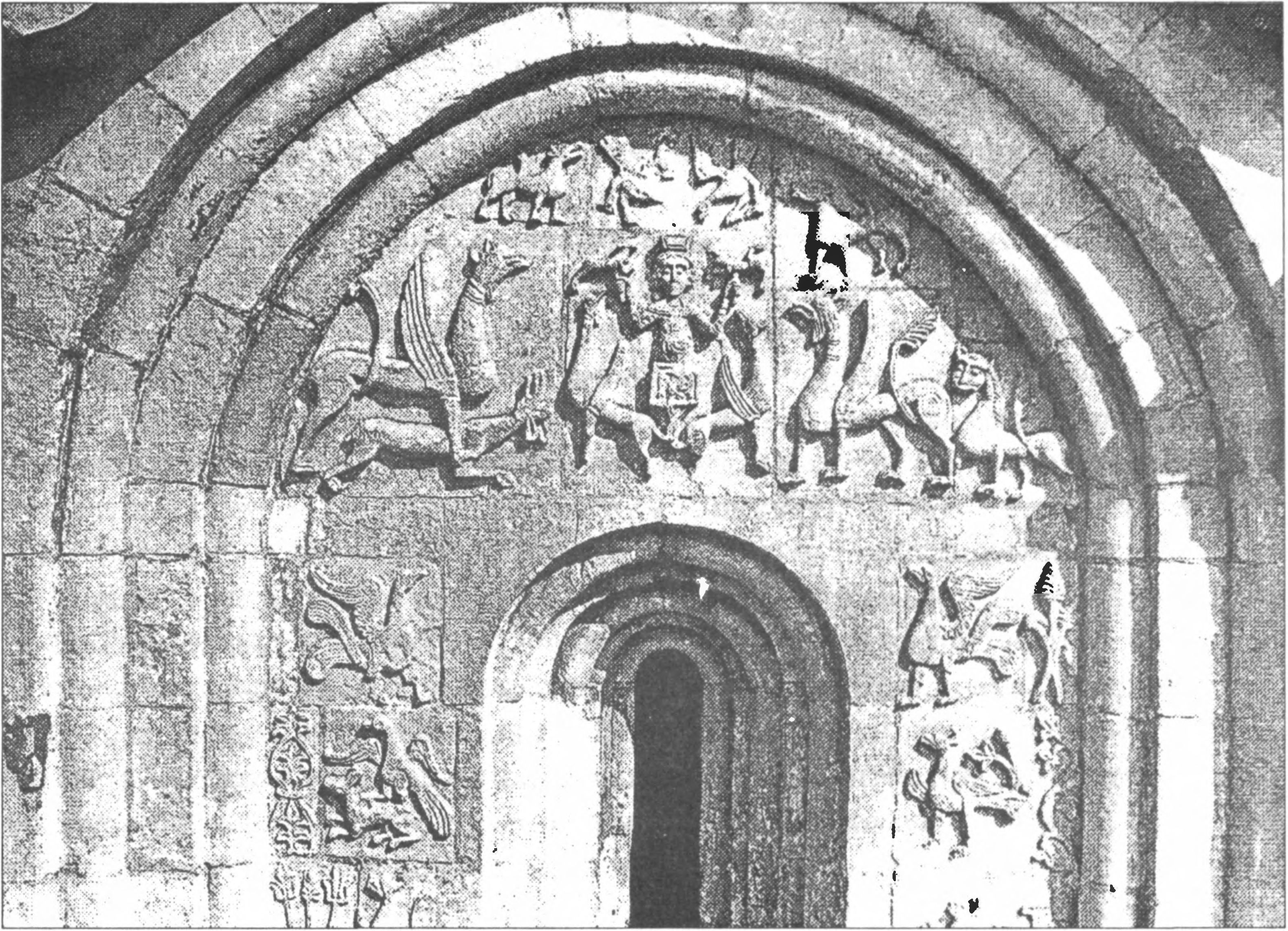 Ил. 160. Вознесение Александра Македонского. Композиция тимпана восточного прясла южного фасада Дмитровского собора. Резьба по камню. Конец XII в. (Владимир, Россия) Ил. 160. Вознесение Александра Македонского. Композиция тимпана восточного прясла южного фасада Дмитровского собора. Резьба по камню. Конец XII в. (Владимир, Россия)