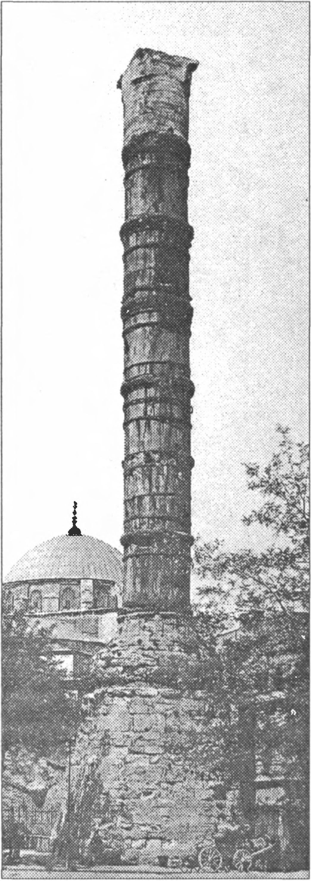 Ил. 169. Колонна Константина. Ок. 330 г. Первоначально достигала 35 м в высоту. Венчавшая колонну статуя Константина разрушена во время бури в 1106 г. Площадь Чемберлиташ (Стамбул, Турция) Ил. 169. Колонна Константина. Ок. 330 г. Первоначально достигала 35 м в высоту. Венчавшая колонну статуя Константина разрушена во время бури в 1106 г. Площадь Чемберлиташ (Стамбул, Турция)