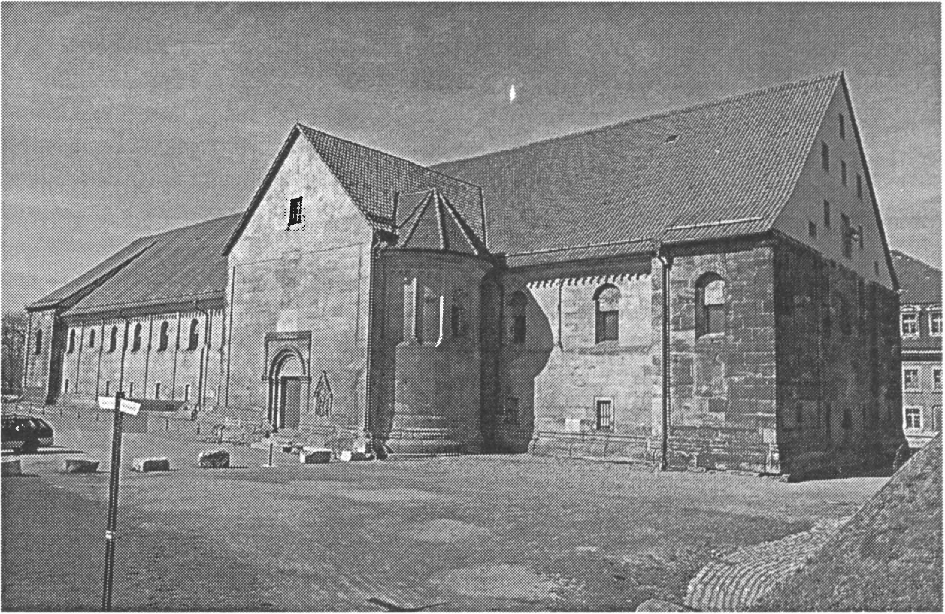 Ил. 22. Церковь Св. Петра в Эрфурте (бывшая церковь монастыря Свв. апостолов Петра и Павла). Южный ландгауз и южный портал. Современный вид (Тюрингия, Германия) Ил. 22. Церковь Св. Петра в Эрфурте (бывшая церковь монастыря Свв. апостолов Петра и Павла). Южный ландгауз и южный портал. Современный вид (Тюрингия, Германия)