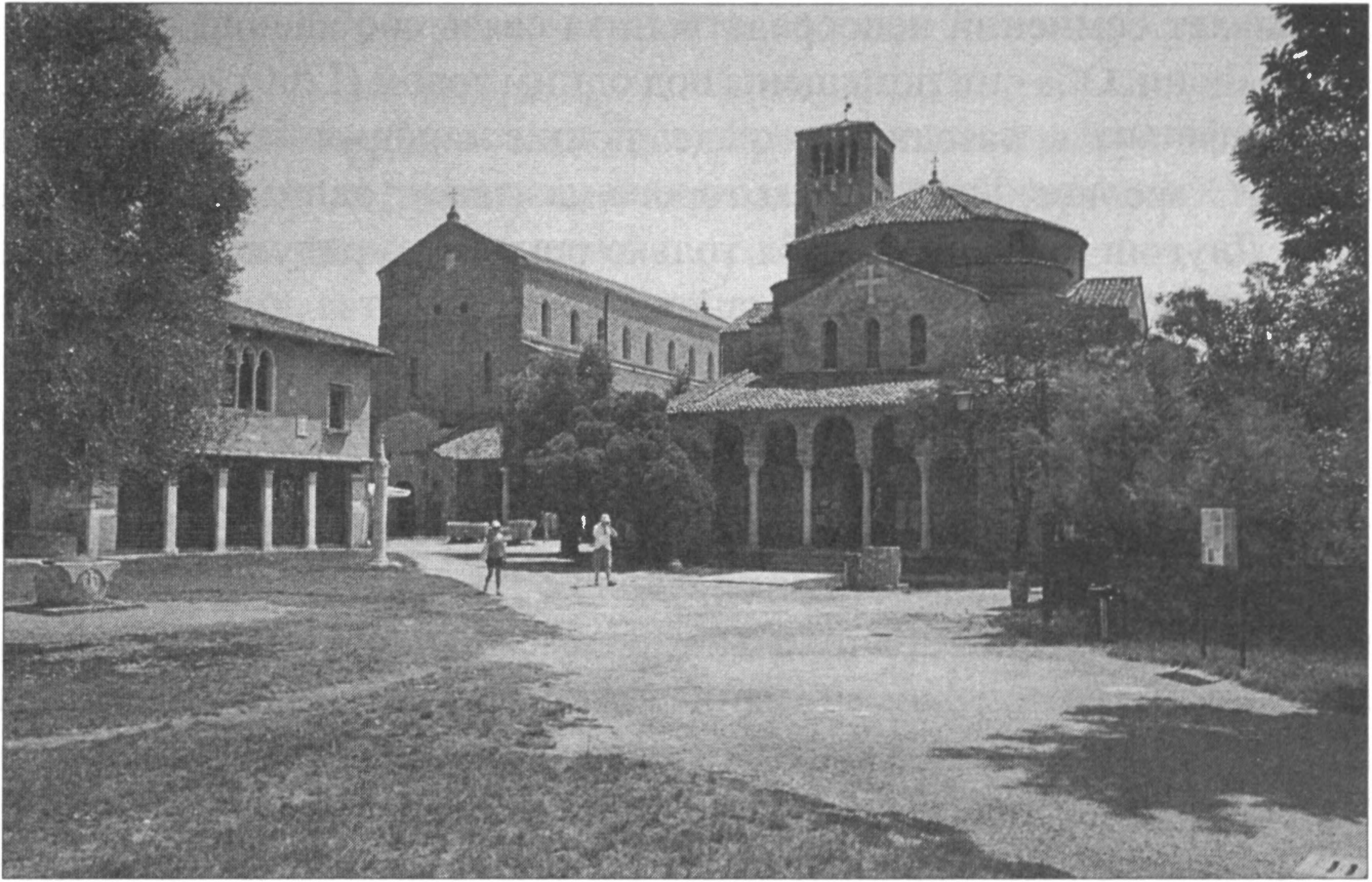 Ил. 39. Ансамбль средневековых храмов. Современный вид (Торчелло, Венеция, Италия) Ил. 39. Ансамбль средневековых храмов. Современный вид (Торчелло, Венеция, Италия)