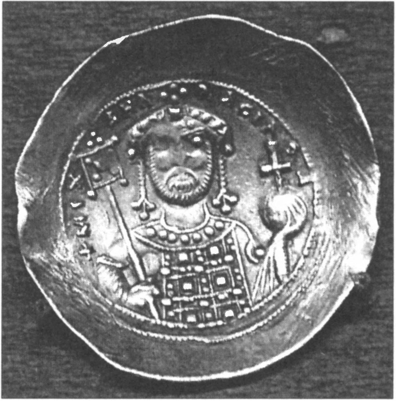 Ил. 51. Золотая монета с изображением византийского императора Михаила VII Дуки. Константинополь. Вторая половина XI в. Музей истории искусства (Сен-Дени, Франция) Ил. 51. Золотая монета с изображением византийского императора Михаила VII Дуки. Константинополь. Вторая половина XI в. Музей истории искусства (Сен-Дени, Франция)