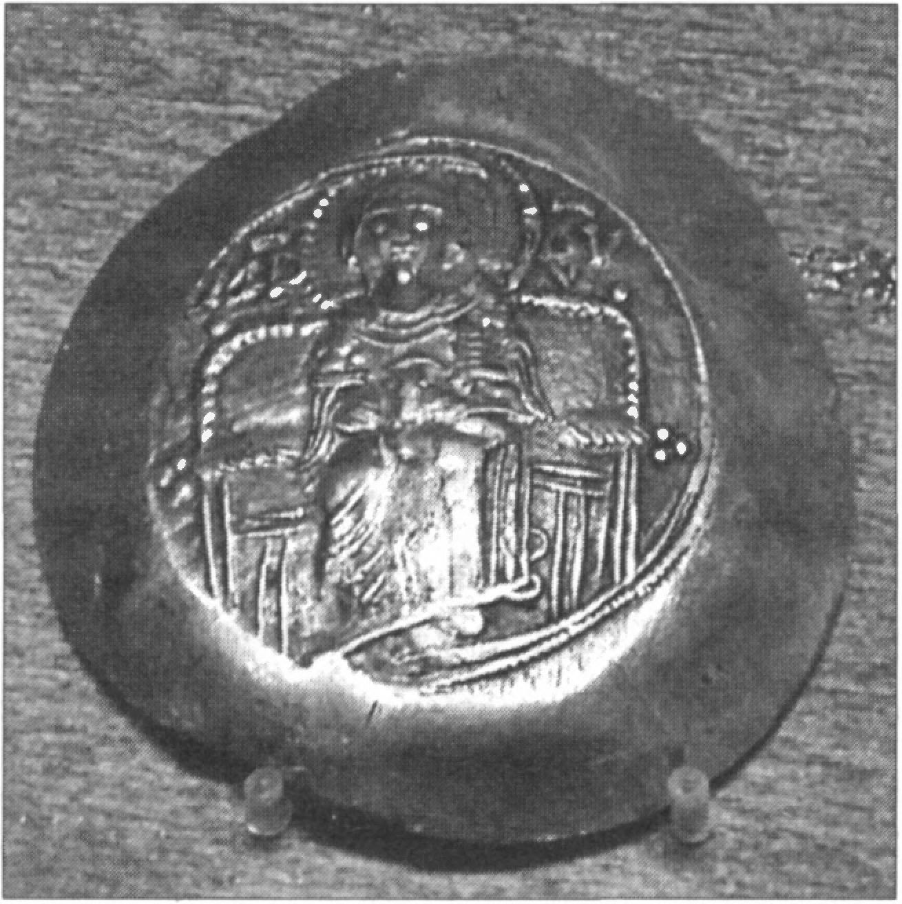 Ил. 63. Аспрон трахи византийского императора Исаака II. Монета из электры с изображением Пресв. Девы Марии с Младенцем Иисусом. Константинополь. 1180—1190-е гг. Музей истории искусства (Сен-Дени, Франция) Ил. 63. Аспрон трахи византийского императора Исаака II. Монета из электры с изображением Пресв. Девы Марии с Младенцем Иисусом. Константинополь. 1180—1190-е гг. Музей истории искусства (Сен-Дени, Франция)