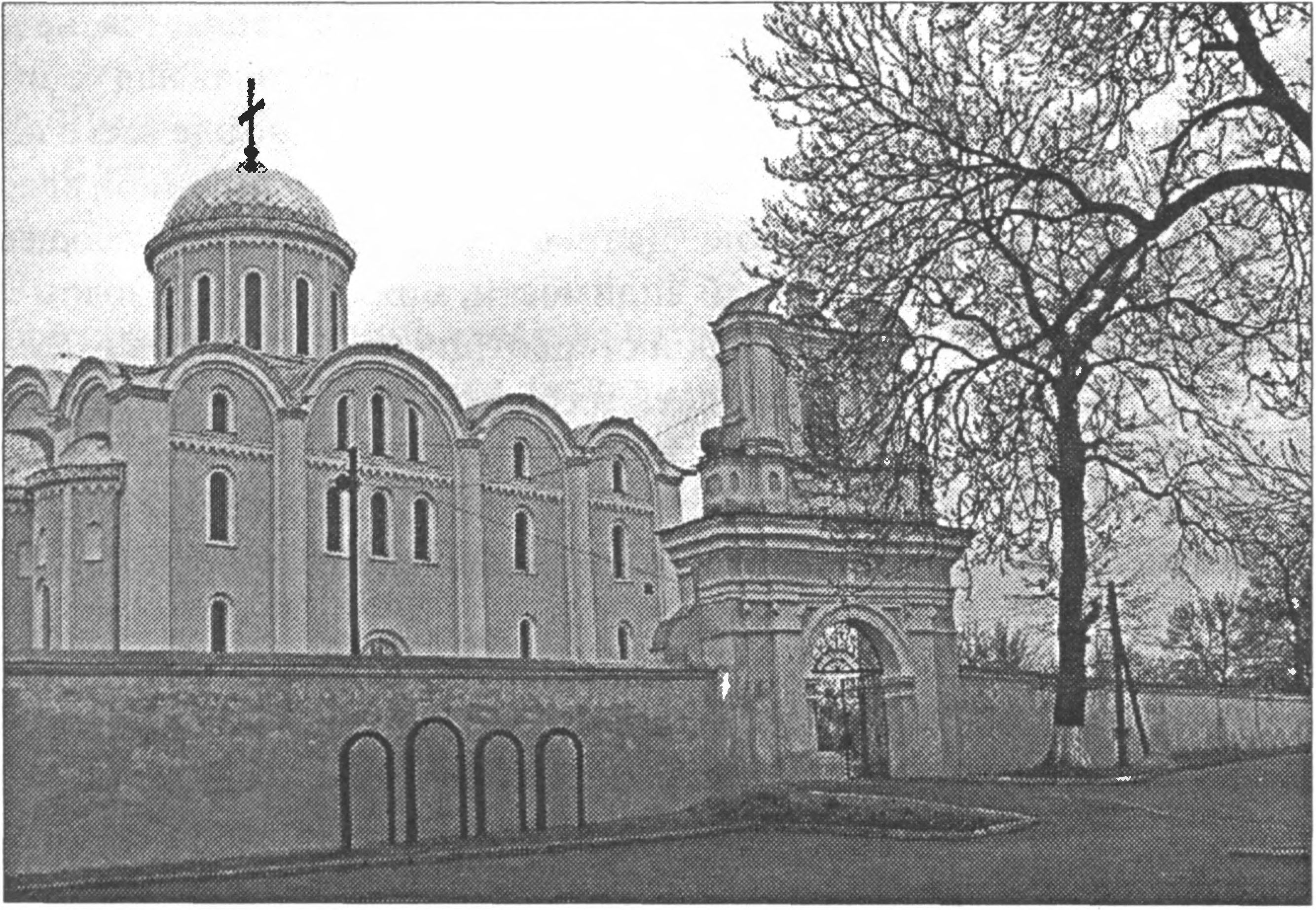 Ил. 73. Успенский собор. Ок. 1160 г. Современный вид (Владимир-Волынский, Украина) Ил. 73. Успенский собор. Ок. 1160 г. Современный вид (Владимир-Волынский, Украина)