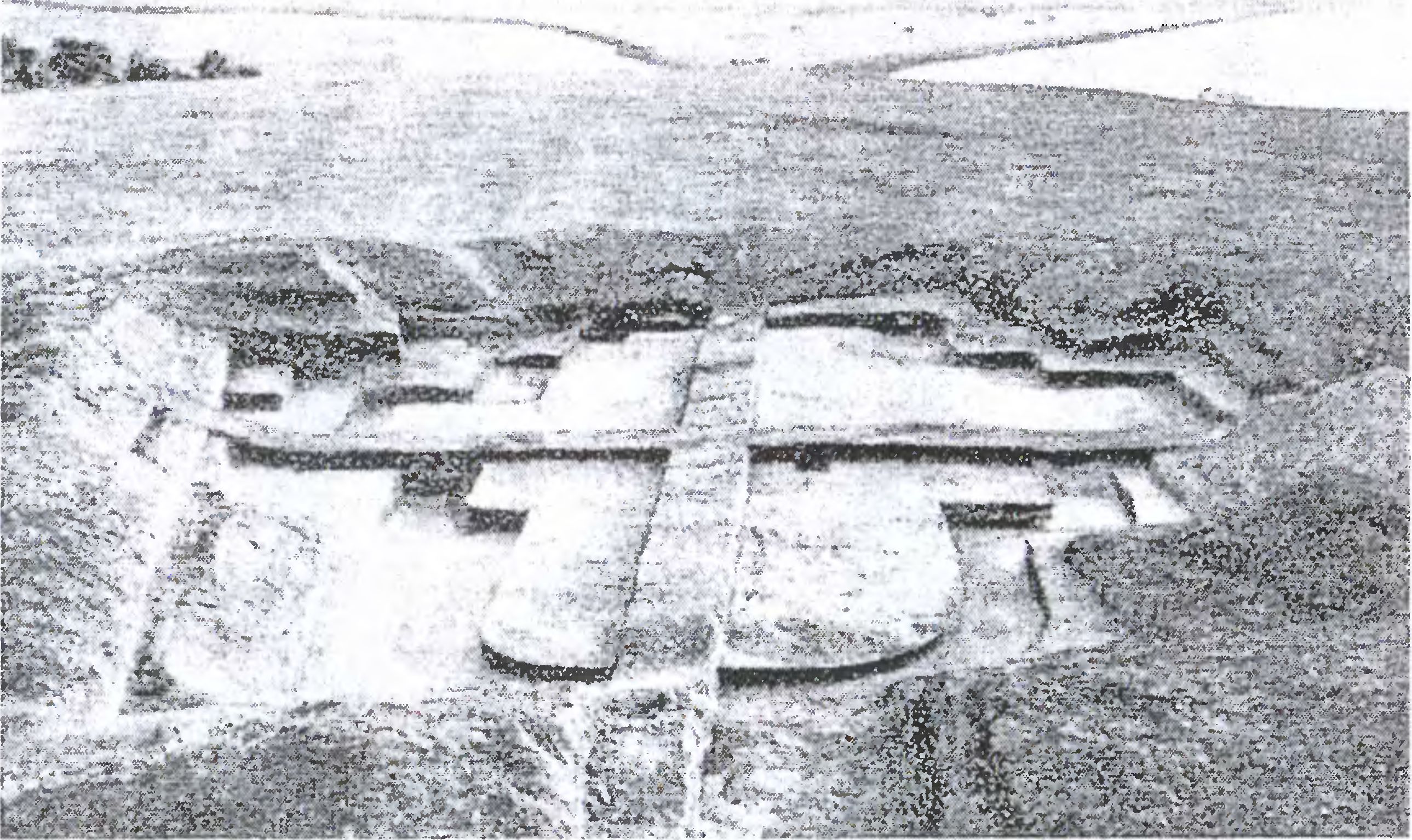 Рис. 9. Фундаменты церкви Нового Ольгова городка. Раскопки 1970 г. Общий вид раскопанной церкви. Поперек раскопа крестообразно проходят бровки, оставленные для контроля стратиграфии Рис. 9. Фундаменты церкви Нового Ольгова городка. Раскопки 1970 г. Общий вид раскопанной церкви. Поперек раскопа крестообразно проходят бровки, оставленные для контроля стратиграфии